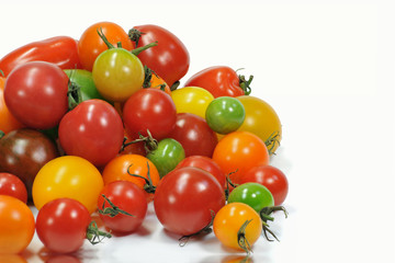 白背景のミニトマト