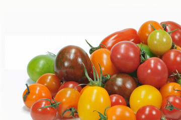 白背景のミニトマト