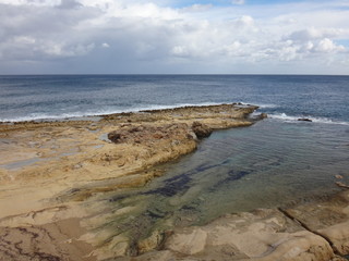 Каменистое побережье и море в летний пасмурный дееь