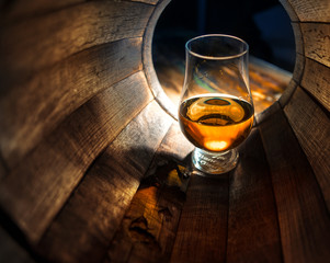 Een glas whisky in eikenhouten vaten