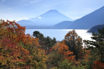 富士山と秋の本栖湖