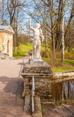 Obraz premium The old bridge with the statues of Centaurs in Pavlovsk spring park