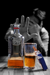 Alkoholiker an Tisch, black and white