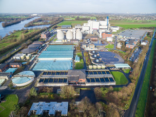 Luftaufnahme einer Müllverbrennungsanlage mit angeschlossenem Klärwerk
