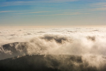 Raue Wolken streifen die Gipfel