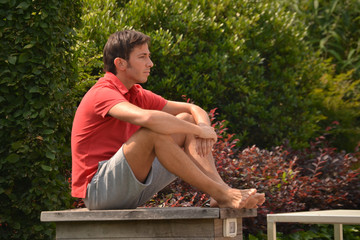 hombre pensativo deprimido meditando.