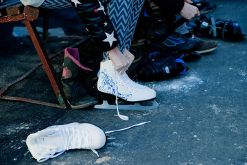 zakładanie łyżwy © ftomasz