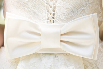 Бант на белом кружевном платье невесты