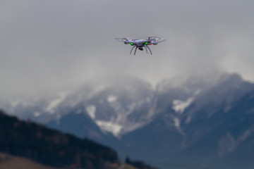Fototapeta na wymiar Drohne im Gebirge