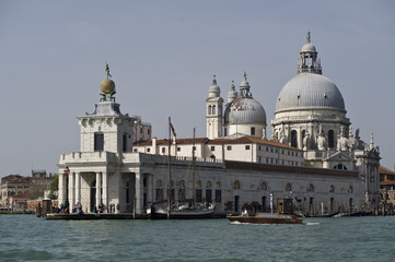 Fototapeta na wymiar La Basilica Santa Maria della Salute a Venezia 