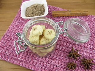 Knopfkekse mit Fleur de Sel, Gewürzen und weißer Schokolade
