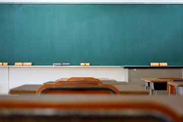 School classroom in Japan / 学校の明るい教室と黒板（中学校・高校） © maroke