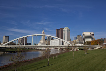 Obraz premium Columbus, Ohio with the Scioto Greenway Park area along the Scioto river