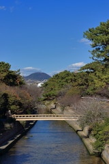 Fototapeta premium 西宮市夙川公園 葭原橋と甲山