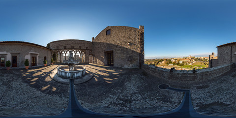 Balconata del Palazzo dei Papi di Viterbo con fontana quattrocentesca al centro della loggia 