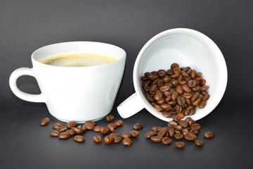 Frischer Kaffee mit Bohnen