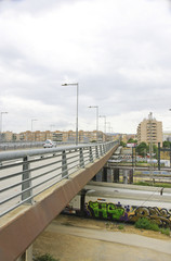 Puente sobre las vías del tren en Barcelona