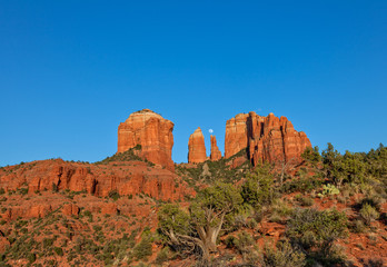 Fototapeta premium Moonrise at Cathedral rock Sedona Arizona