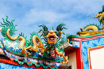 Chinese dragon statue on the roof.