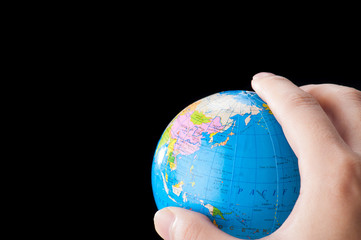 地球儀を持っている手