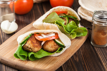 Pita bread with falafel and fresh vegetables