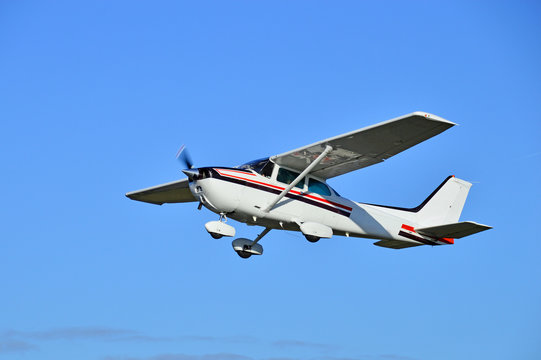 Propellerflugzeug beim Aufsteigen
