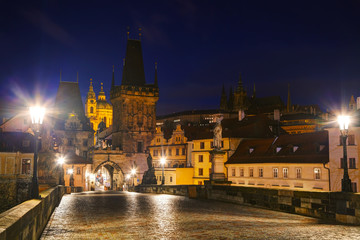 Obraz premium Charles bridge in Prague at sunrise