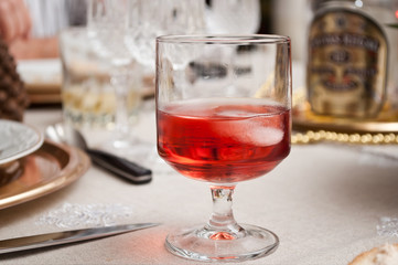 verre d'apéritif rosé avec glaçons