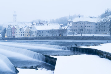 Landsberg mit Lechwehr im Winter