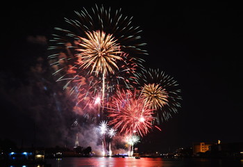 Naklejka premium firework on new year countdown at temple of dawn in Thailand