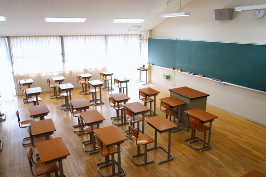 日本の学校の明るい教室（中学校・高校）