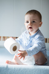 Bebé con papel higienico