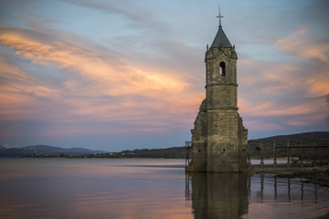 Torre iglesia embalse río Ebro Cantabria España
