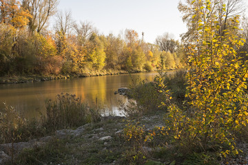 Fototapeta na wymiar Fluss Wertach in Augsburg