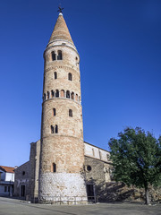 Fototapeta na wymiar Il campanile del Duomo di Caorle e la sua pietra millenaria