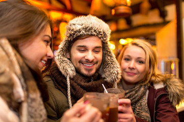 Paar Freunde trinken Glühwein auf dem Weihnachtsmarkt