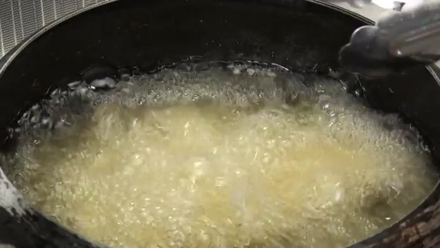 油鍋でトンカツを揚げる