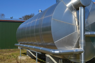 Puffer- oder Speichertank für Biogas an einem BHKW / Blockheizkraftwerk auf einem Bauernhof
