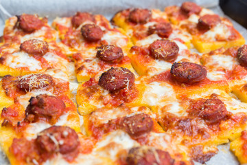 Polenta con salsiccia, mozzarella e pomodoro