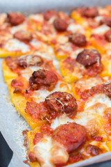 Polenta con salsiccia, mozzarella e pomodoro