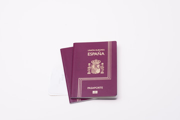 Pasaportes españoles y billetes de avión.