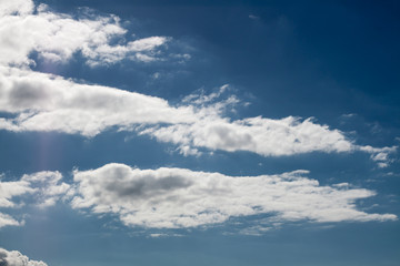 Turbulente Aussichten - Dramatischer Wolkenhimmel aus dunklen Wolken und strahlendem Blau