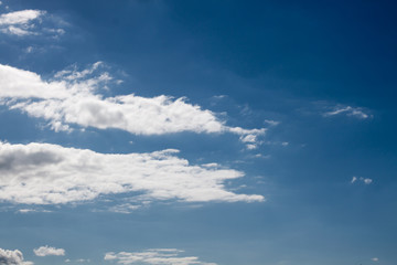 Turbulente Aussichten - Dramatischer Wolkenhimmel aus dunklen Wolken und strahlendem Blau