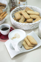 Colazione con biscotti caffè e latte
