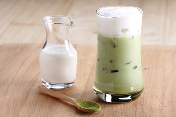 iced green tae latte.