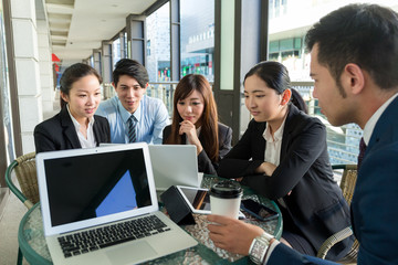 Group of business people dicuss the project planning