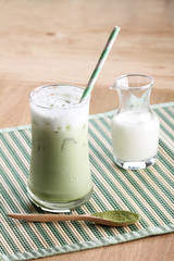 iced green tae latte.