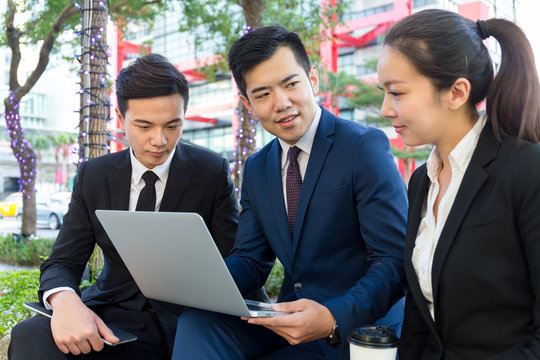 Group of business teammate discuss by using laptop computer