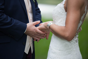 Freie Trauung Hochzeitspaar Ehepaar H&auml;nde halten