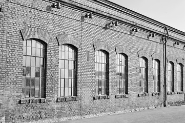 Stillgelegtes Fabrikgebäude - schwarz-weiß